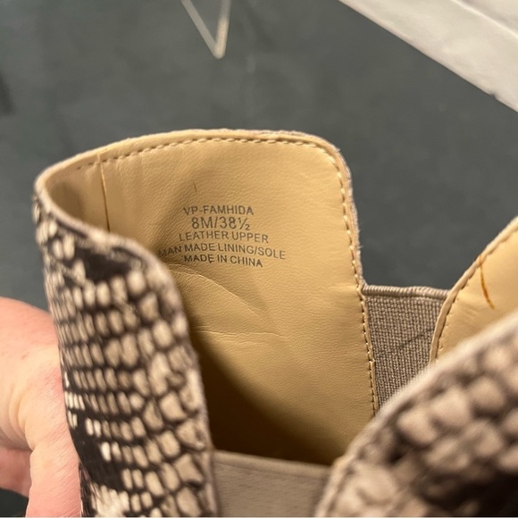 Vince Camuto sz 8 Famhida snakeprint ankle booties - Picture 13 of 14